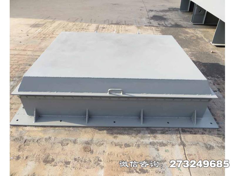 单向止流方形拍门具有独特的单向止流结构，只允许水流单向通过。在水利工程中，常用于防止倒流的关键部位，如泵站的出水管道、灌溉渠道与水源的连接处等。它能有效阻止水流反向流动，避免因倒流导致的设备损坏、水位异常波动等问题，确保水利系统内水流按预定方向流动，保障水利设施正常运行和水资源合理利用。