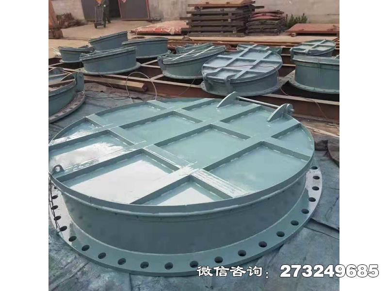 侧翻钢制拍门采用钢材制造，具有侧翻开启结构。在一些特殊的水利工程中应用，如河道狭窄且水流较急的排水口、对拍门开启空间有限制的水利设施等。侧翻结构使其在开启时不占用过多空间，在排水时，水流推动拍门侧翻打开；排水结束后，自动关闭，防止水流倒灌，有效适应特殊环境，保障水利设施排水功能正常。