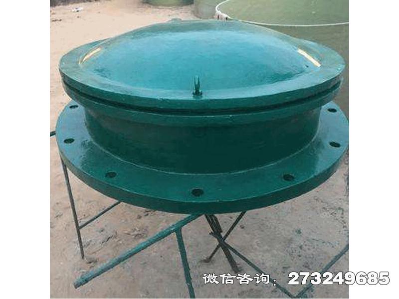 900圆形复合拍门由多种材料复合而成，综合了不同材料的优良特性。在水利工程里，这种拍门常用于对耐腐蚀性和强度有特殊要求的排水管道，比如景观水体的排水管道。当水流经过时，900圆形复合拍门会根据压力自动打开排水，水流结束后自动关闭，阻止水流倒流，确保排水系统正常运作，同时延长设备使用寿命。