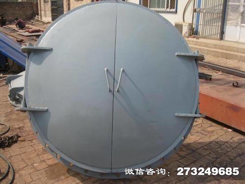 dn900铸铁拍门在水利工程中用于公称直径900的排水管道。其铸铁材质保证了一定的强度和耐腐蚀性，常用于城市排水系统、小型污水处理厂等。在排水过程中，根据水流压力，dn900铸铁拍门自动开启和关闭，有效阻止水流倒流，确保排水系统正常运行。