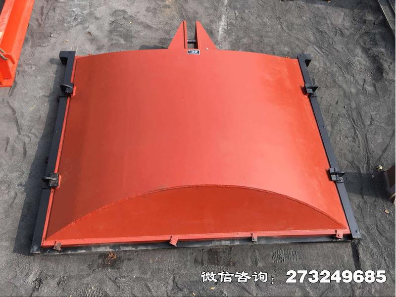 弧形铸铁拍门的弧形结构设计使其受力更加均匀，能更好地承受水流压力。在水利工程中，常用于大型排水管道或有较高水压的场所，如大型排水泵站的进出水口。在排水时，水流推动弧形铸铁拍门开启，排水结束后自动关闭，防止水流倒灌，保障水利设施安全稳定运行，确保排水系统高效工作。