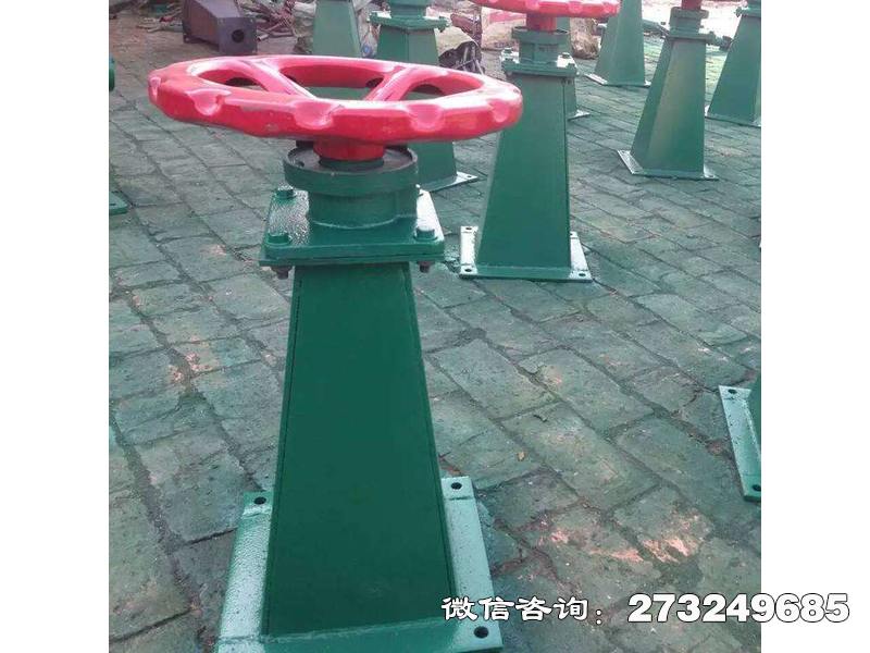 手摇式闸门启闭机通过手摇操作实现闸门的启闭，是小型水利设施常用的设备。在小型灌溉渠道中，工作人员通过摇动手柄，带动闸门升降，控制水流。其操作简单直观，在基层水利工程中发挥着重要作用，尤其适用于对自动化程度要求不高的场景。