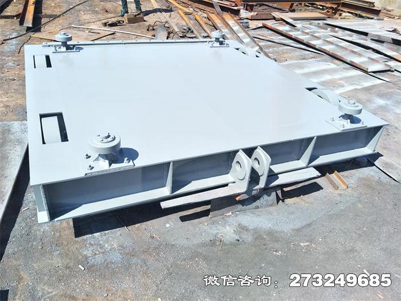 卧倒翻板闸门是一种用于水利控制的机械设备，主要由翻板、支臂、驱动装置和控制系统组成。翻板可水平旋转至卧倒状态，以控制水流的通过。该闸门结构紧凑，操作简便，适用于河道、水库等水利工程的流量调节和防洪排涝。具有良好的密封性能和较强的抗冲击能力，确保了水利设施的安全稳定运行。