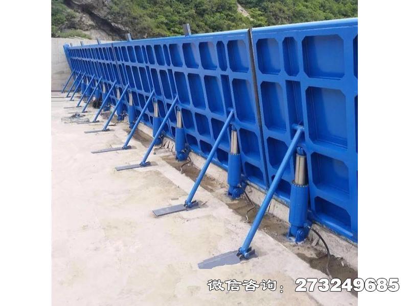 水利翻板闸门是一种用于控制水流的机械设备，主要由翻板、支座、驱动装置等部分组成。翻板可绕支座轴线旋转，通过驱动装置控制其开启和关闭，实现对水流的精确调控。该设备适用于水库、河道、灌溉系统等水利工程，具有结构简单、操作方便、运行可靠等优点，能够有效提高水资源的利用效率和防洪排涝能力。